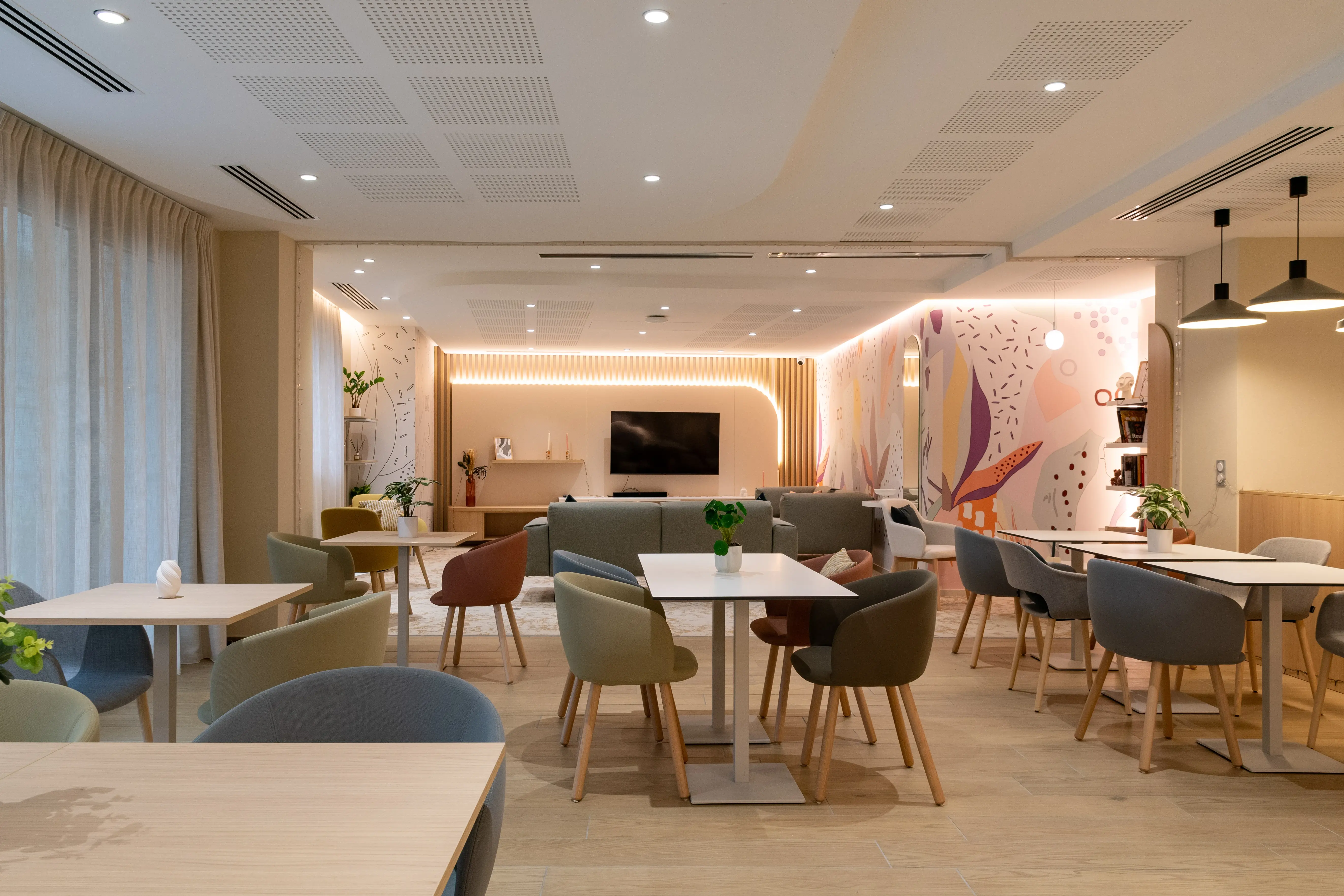 Serenly Saint Laurent Salon 10